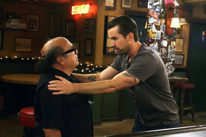 It's Always Sunny in Philadelphia - Frank Falls Out the Window - Photos - Danny DeVito, Rob McElhenney