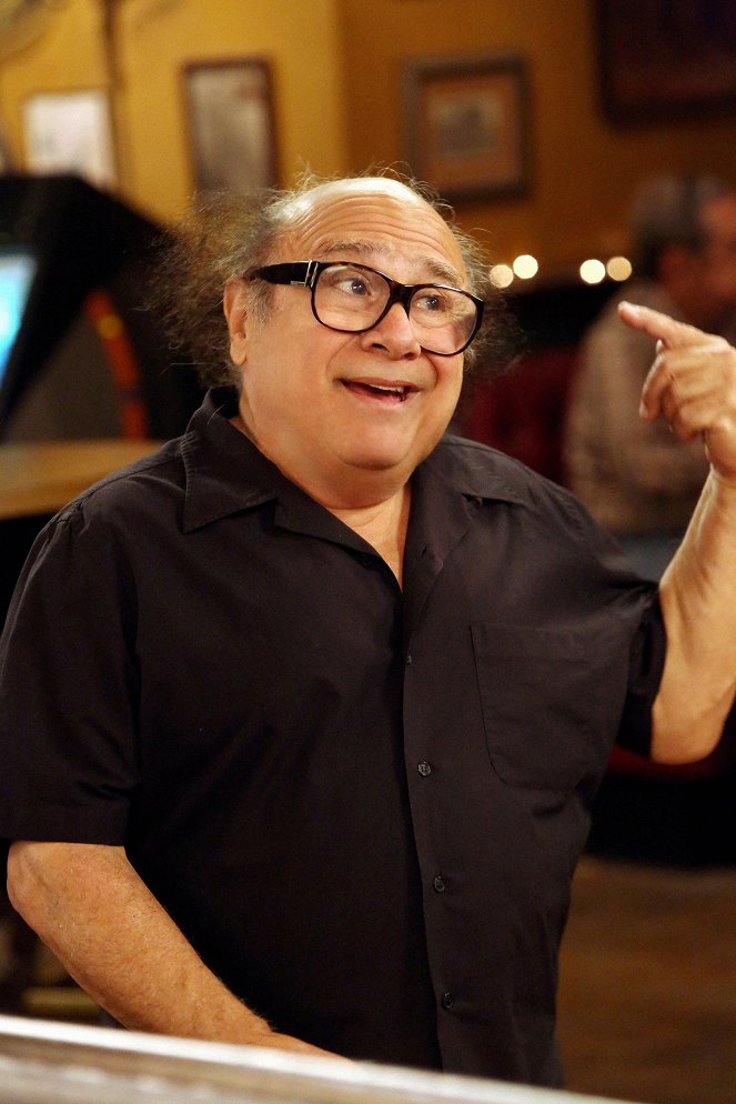 It's Always Sunny in Philadelphia - Frank Falls Out the Window - Photos - Danny DeVito