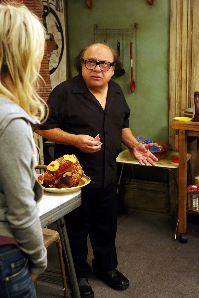 It's Always Sunny in Philadelphia - Frank Falls Out the Window - Photos - Danny DeVito