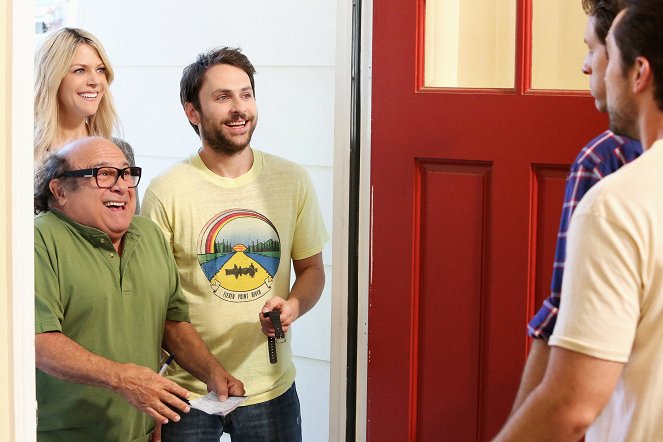 It's Always Sunny in Philadelphia - Mac & Dennis Move to the Suburbs - Photos - Danny DeVito, Kaitlin Olson, Charlie Day