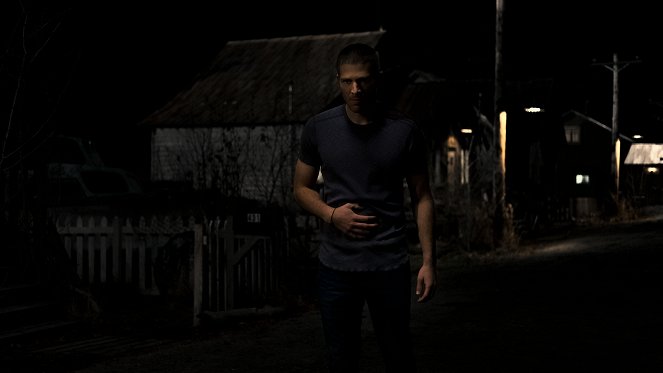 Mise éjfélkor - V: Evangélium - Filmfotók - Zach Gilford