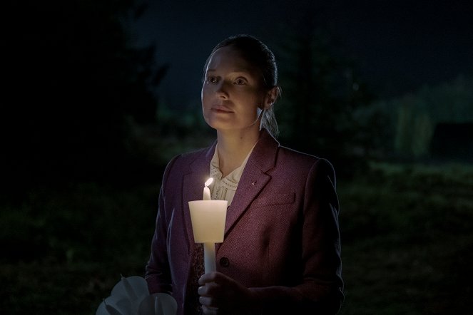 Mise éjfélkor - VI: Apostolok cselekedetei - Filmfotók - Samantha Sloyan