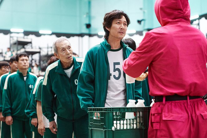 El juego del calamar - El hombre del paraguas - De la película - Yeong-su Oh, Jung-jae Lee