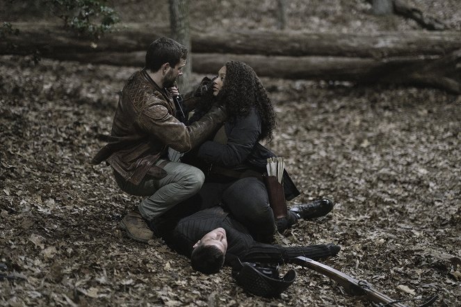 The Walking Dead: World Beyond - Foothold - Filmfotos - Nico Tortorella, Aliyah Royale