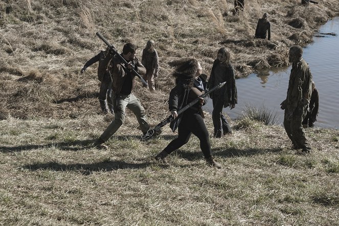 The Walking Dead: World Beyond - Foothold - De la película - Nico Tortorella, Aliyah Royale