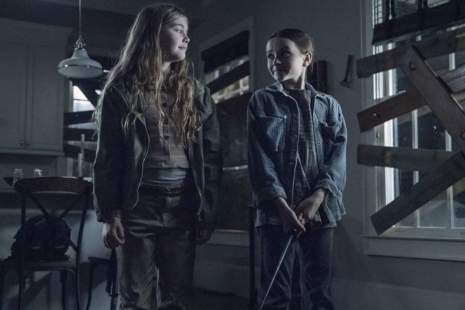 The Walking Dead - For Blood - Photos - Anabelle Holloway, Cailey Fleming