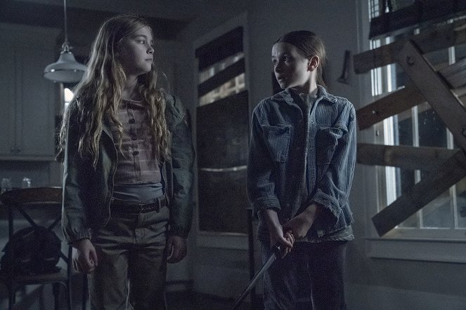 The Walking Dead - For Blood - Photos - Anabelle Holloway, Cailey Fleming