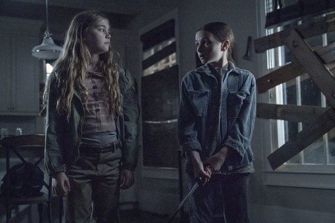 Walking Dead - Až na krv - Z filmu - Anabelle Holloway, Cailey Fleming