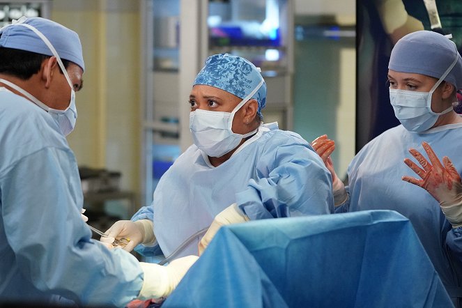 Chirurdzy - Z pomocą przyjaciół - Z filmu - Chandra Wilson, Jaicy Elliot