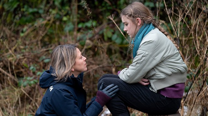 Annika - Episode 2 - Van film - Nicola Walker, Silvie Furneaux