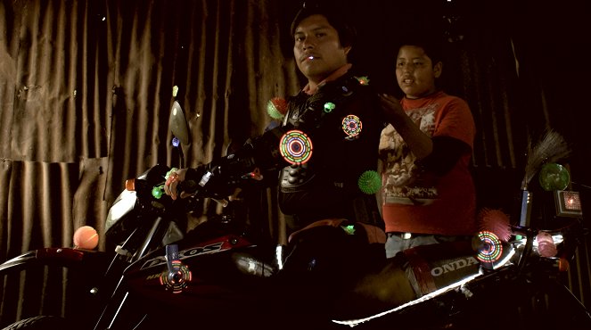 Al motociclista no le cabe la felicidad en el traje - Filmfotos