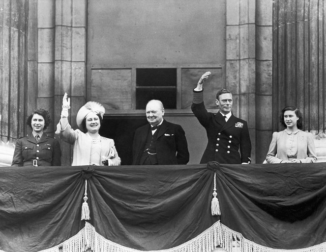 Den vítězství minutu po minutě - Z filmu - královna Alžběta II., Winston Churchill, král Jiří VI.