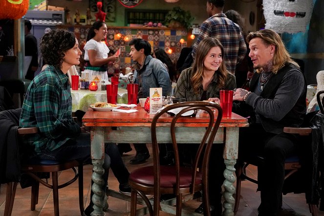 The Conners - Season 4 - Peter Pan, the Backup Plan, Adventures in Babysitting, and a River Runs Through It - Photos - Sara Gilbert, Emma Kenney, Tony Cavalero