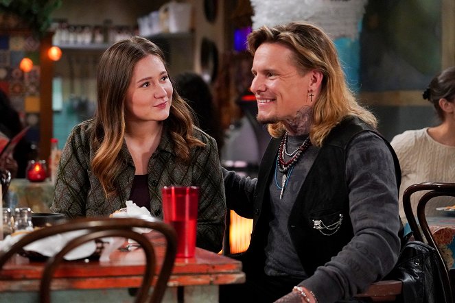 Die Conners - Season 4 - Peter Pan, the Backup Plan, Adventures in Babysitting, and a River Runs Through It - Filmfotos - Emma Kenney, Tony Cavalero