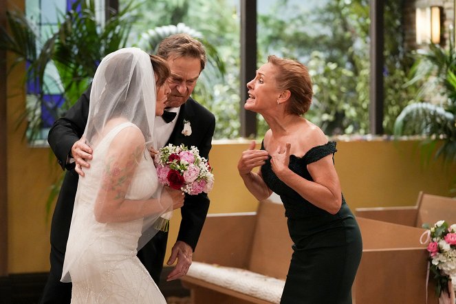 The Conners - Season 4 - The Wedding of Dan and Louise - Van film - Katey Sagal, John Goodman, Laurie Metcalf