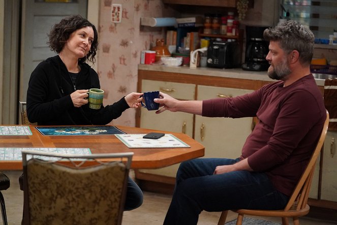 Die Conners - Season 4 - Young Love, Old Love and Take This Job and Shove It - Filmfotos - Sara Gilbert, Jay R. Ferguson
