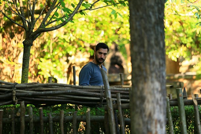 Kanunsuz Topraklar - Episode 5 - De la película - Uğur Güneş
