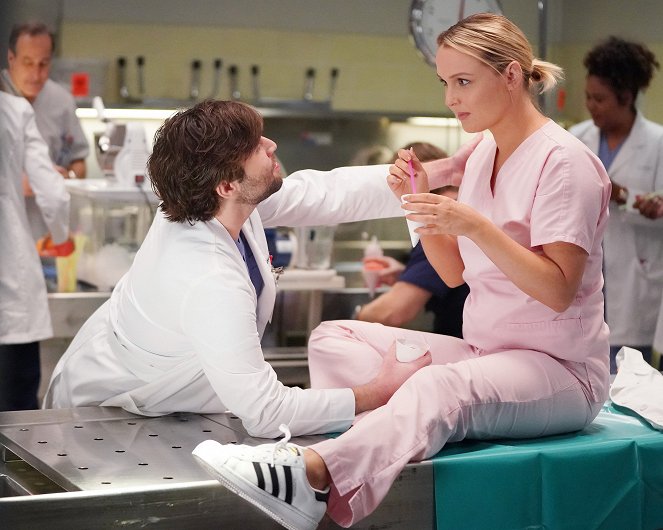 Grey's Anatomy - Hotter Than Hell - Van film - Jake Borelli, Camilla Luddington