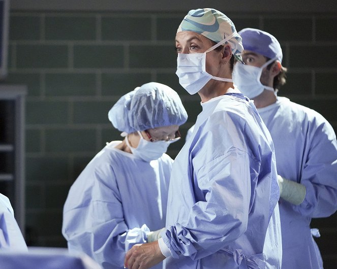 Grey's Anatomy - Season 18 - Hotter Than Hell - Photos - Kate Walsh