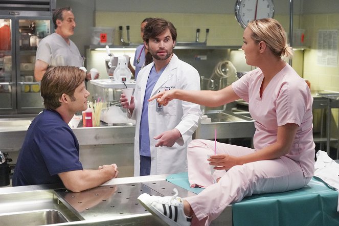 Grey's Anatomy - Season 18 - Hotter Than Hell - Photos - Chris Carmack, Jake Borelli, Camilla Luddington