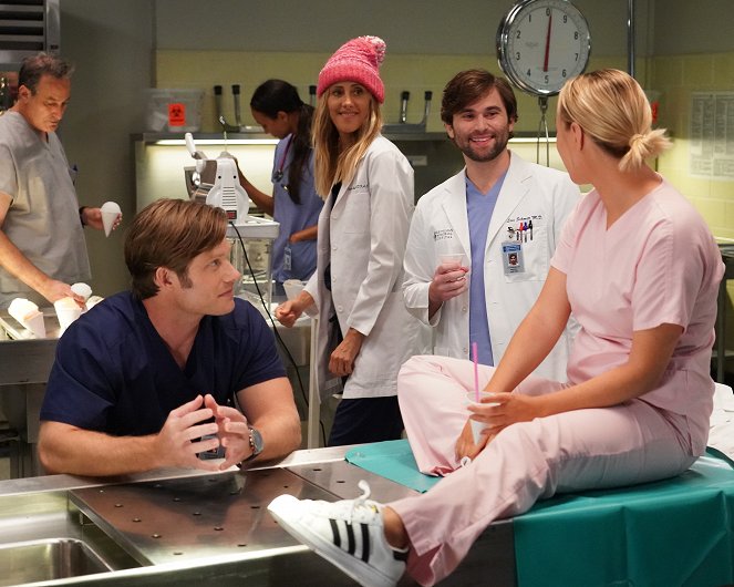 Grey's Anatomy - Hotter Than Hell - Photos - Chris Carmack, Kim Raver, Jake Borelli