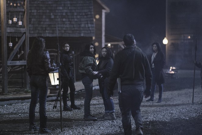 The Walking Dead: Nowy Świat - Rodzina jest trudna - Z filmu - Annet Mahendru, Alexa Mansour, Aliyah Royale