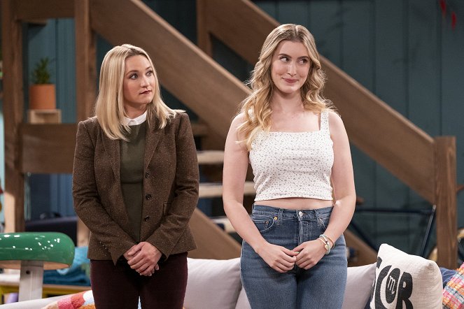 Pretty Smart - Guess What?! Claire’s Sister Is Coming! - Photos - Emily Osment, Olivia Macklin