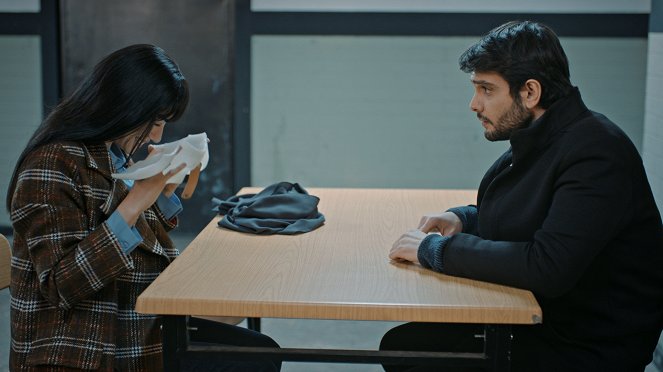 Perzselő szenvedélyek - Episode 13 - Filmfotók - Hazar Ergüçlü, Toprak Can Adıgüzel
