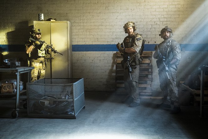 SEAL Team - Season 5 - Need to Know - Photos - A. J. Buckley, David Boreanaz, Neil Brown Jr.