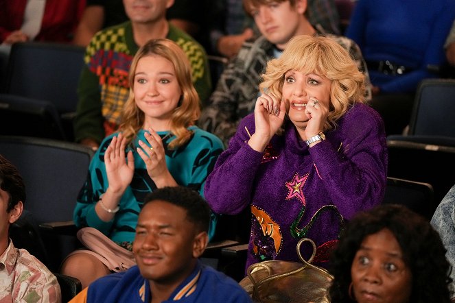 The Goldbergs - The Rose-Kissy Thing - Photos - Sadie Stanley, Wendi McLendon-Covey