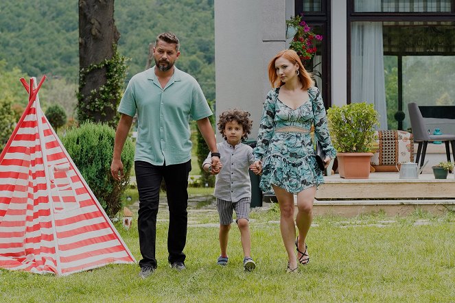 You Knock on My Door - Season 2 - Episode 7 - Photos - Anıl İlter, Ahmet Efe Metekoğlu, Başak Gümülcinelioğlu Çitanak