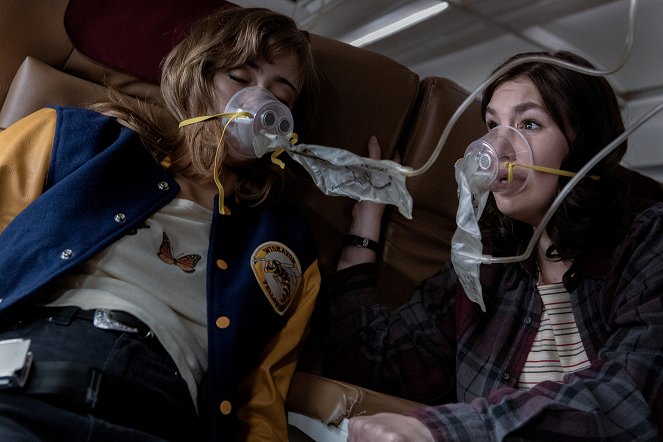 Yellowjackets - Pilot - Photos - Ella Purnell, Sophie Nélisse