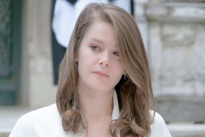 Girl in the Glass - Episode 9 - Photos - Burcu Biricik