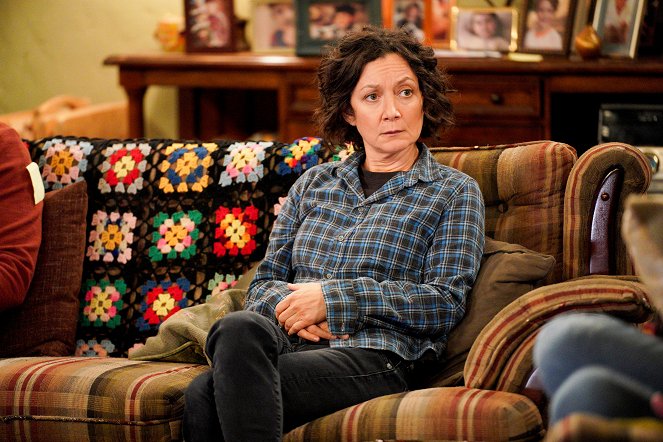 The Conners - Let's All Push Our Hands Together for The Stew Train and The Conners Furniture - Filmfotók - Sara Gilbert