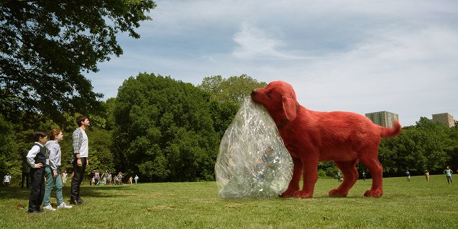 Clifford, el gran perro rojo - De la película - Izaac Wang, Darby Camp, Jack Whitehall