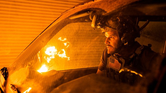 SEAL Team - Season 5 - Mann unter Feuer - Filmfotos - David Boreanaz