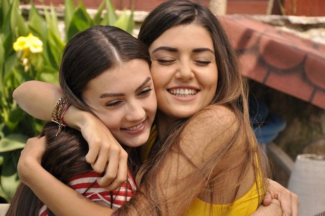 Sunshine Girls - Episode 7 - Photos - Burcu Özberk, Hande Erçel