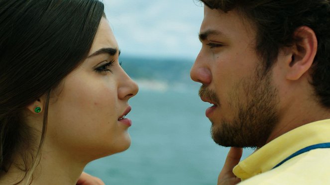 Güneşin Kızları - Episode 8 - De la película - Hande Erçel, Tolga Sarıtaş