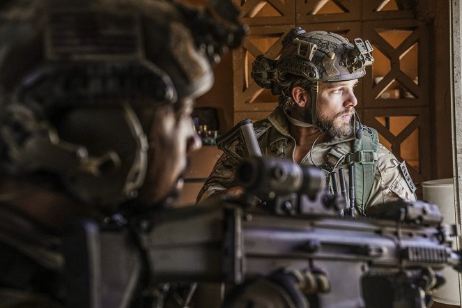 SEAL Team - Season 5 - What's Past Is Prologue - Photos - Max Thieriot
