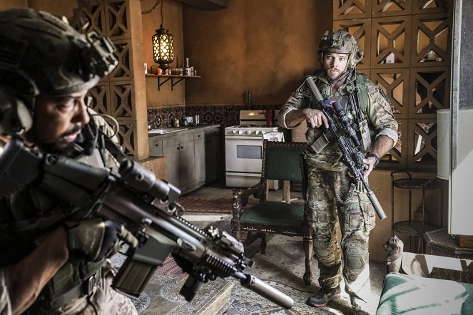 SEAL Team - What's Past Is Prologue - Photos - Max Thieriot