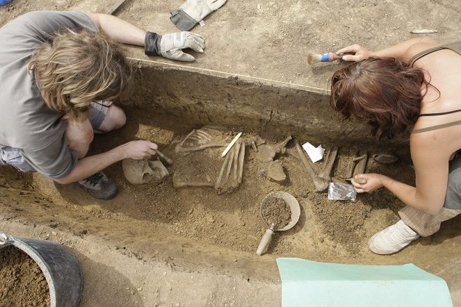 Pod povrchem - stoleté působení archeologického ústavu - Filmfotos