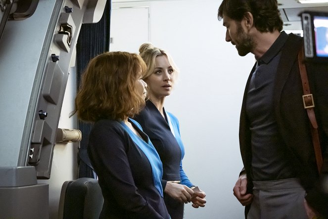 Stewardesa - Season 1 - In Case of Emergency - Z filmu - Rosie Perez, Kaley Cuoco, Michiel Huisman