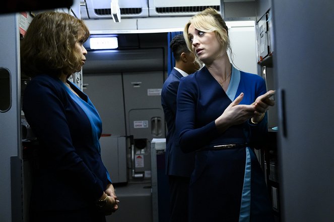 Stewardesa - Season 1 - In Case of Emergency - Z filmu - Rosie Perez, Kaley Cuoco