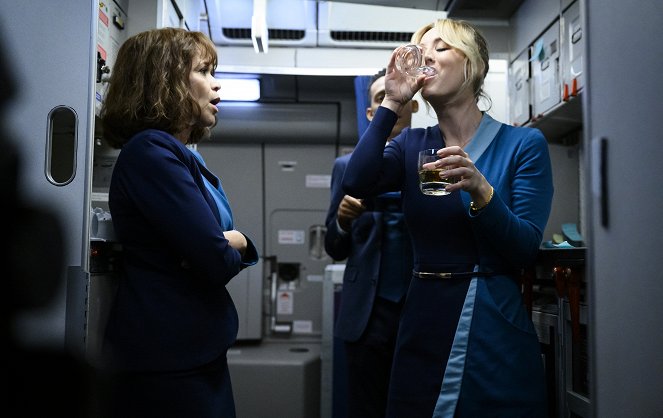 The Flight Attendant - In Case of Emergency - Kuvat elokuvasta - Rosie Perez, Kaley Cuoco