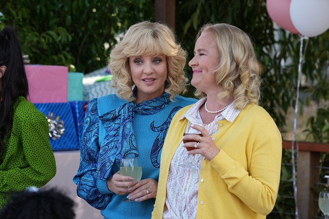 The Goldbergs - Season 9 - Tennis People - Photos - Wendi McLendon-Covey, Jennifer Irwin