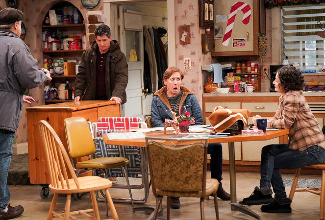 The Conners - Yard Sale, Phone Fail, and a College Betrayal - Photos - Michael Fishman, Laurie Metcalf, Sara Gilbert