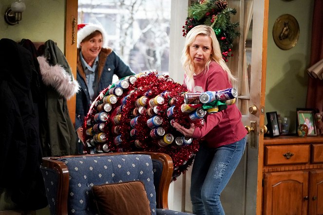 The Conners - Yard Sale, Phone Fail, and a College Betrayal - Filmfotók - Laurie Metcalf, Alicia Goranson