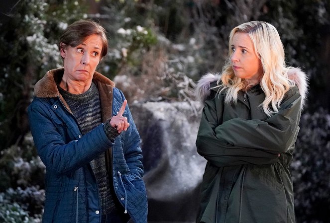 Die Conners - Yard Sale, Phone Fail, and a College Betrayal - Filmfotos - Laurie Metcalf, Alicia Goranson