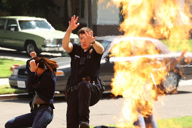 The Rookie - Fire Fight - Photos - Nathan Fillion