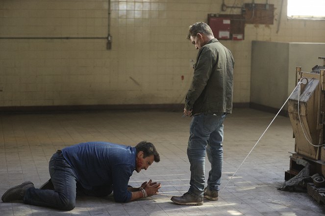 The Rookie - Season 4 - Fire Fight - Photos - Nathan Fillion, Maury Sterling